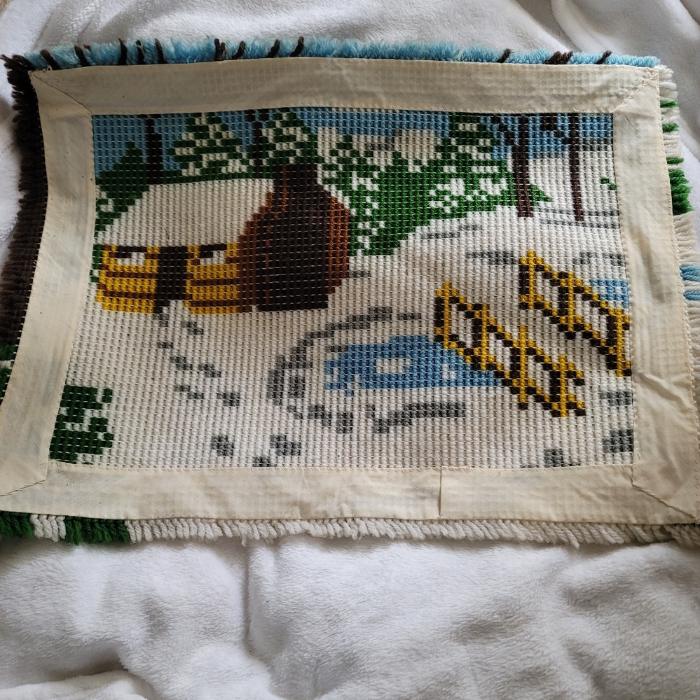Handmade Latch Hook Rug with‎ Cabin Scene Vtg - Picture 2 of 2